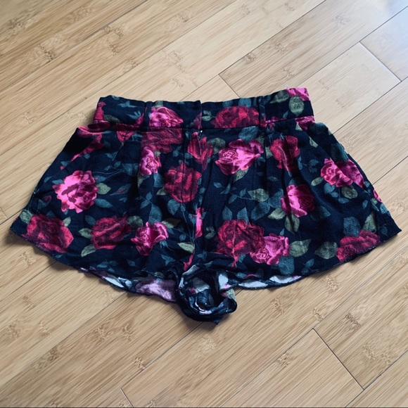 Aritzia Talula Floral Rose Shorts - Picture 3 of 4